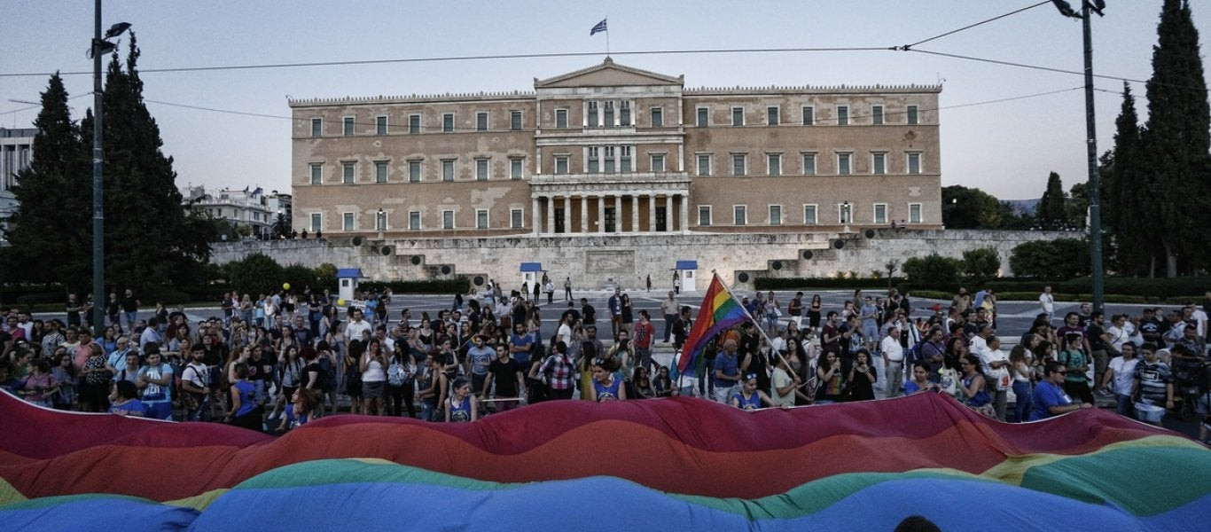 Συγκέντρωση τραβεστί σήμερα στις 17.00 έξω από την Βουλή για να αλλάζουν φύλο τα παιδιά στα 15 έτη!